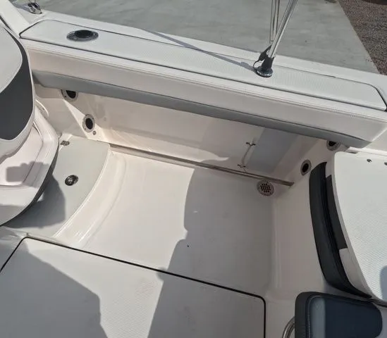 Slide: The Image of Robalo R207 Low hours mint condition 2021 - 13