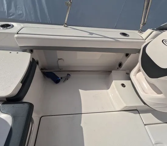 Slide: The Image of Robalo R207 Low hours mint condition 2021 - 14