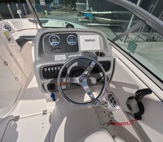 Slide: The Image of Robalo R207 Low hours mint condition 2021 - 17