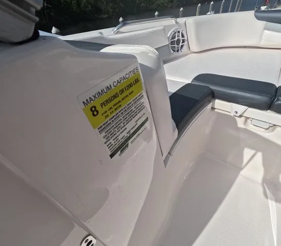 Slide: The Image of Robalo R207 Low hours mint condition 2021 - 20