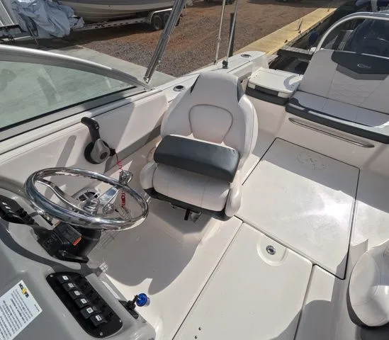 Slide: The Image of Robalo R207 Low hours mint condition 2021 - 21