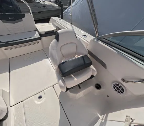 Slide: The Image of Robalo R207 Low hours mint condition 2021 - 23