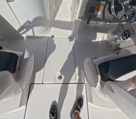 Slide: The Image of Robalo R207 Low hours mint condition 2021 - 24