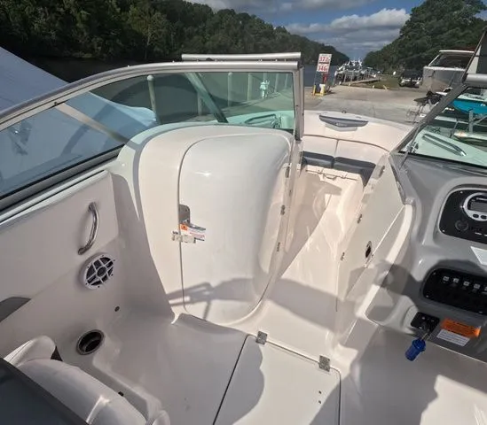 Slide: The Image of Robalo R207 Low hours mint condition 2021 - 26