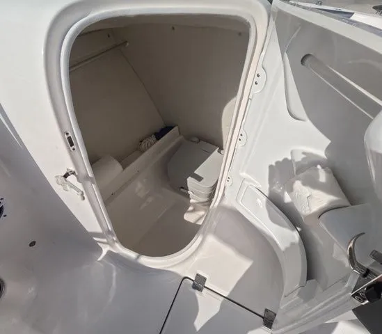 Slide: The Image of Robalo R207 Low hours mint condition 2021 - 27