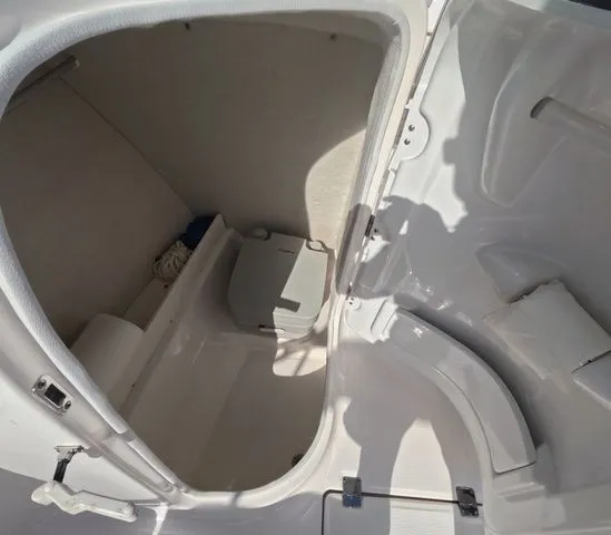 Slide: The Image of Robalo R207 Low hours mint condition 2021 - 28