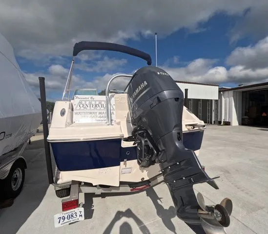 Slide: The Image of Robalo R207 Low hours mint condition 2021 - 3