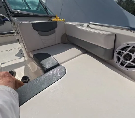 Slide: The Image of Robalo R207 Low hours mint condition 2021 - 30