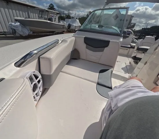 Slide: The Image of Robalo R207 Low hours mint condition 2021 - 31