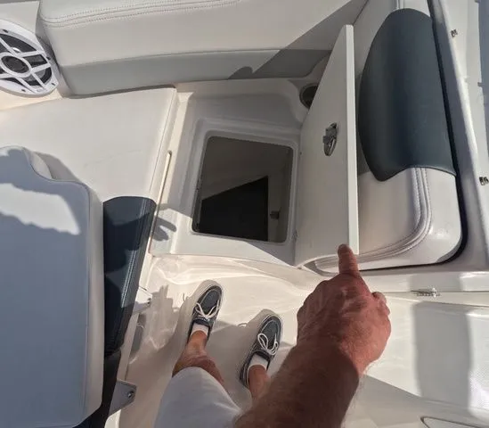 Slide: The Image of Robalo R207 Low hours mint condition 2021 - 32