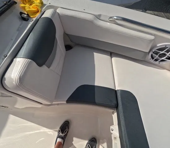 Slide: The Image of Robalo R207 Low hours mint condition 2021 - 33