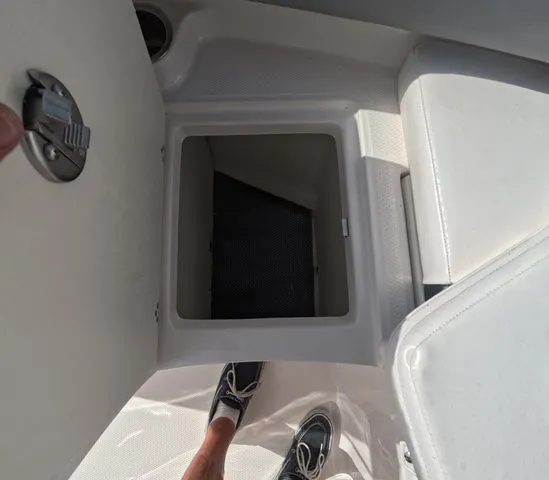 Slide: The Image of Robalo R207 Low hours mint condition 2021 - 34