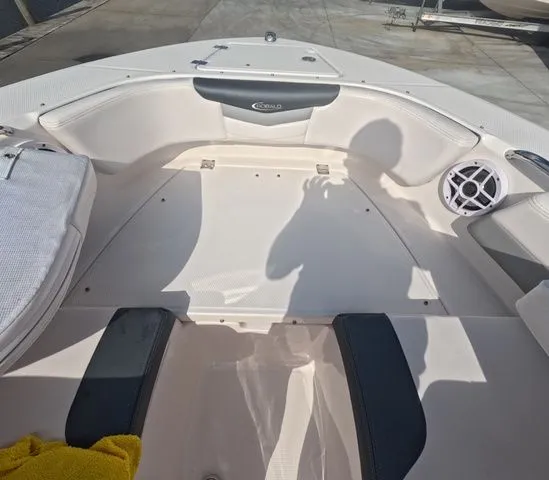 Slide: The Image of Robalo R207 Low hours mint condition 2021 - 35