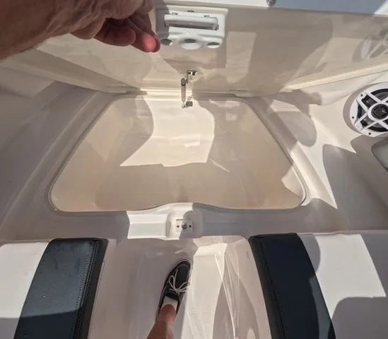 Slide: The Image of Robalo R207 Low hours mint condition 2021 - 36