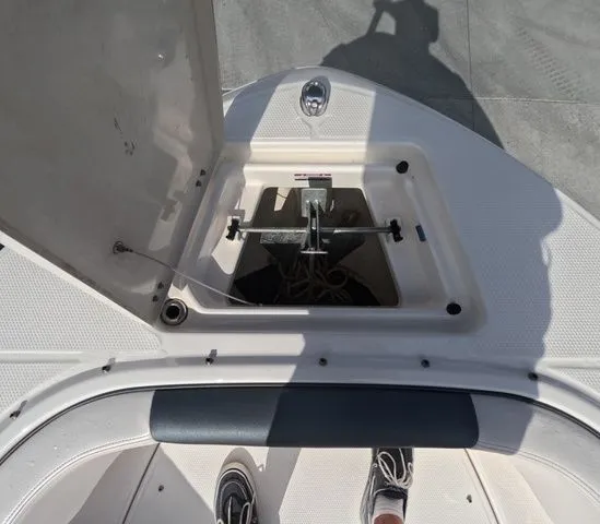 Slide: The Image of Robalo R207 Low hours mint condition 2021 - 38