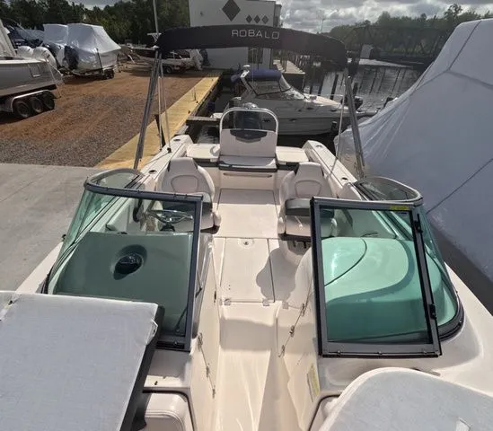 Slide: The Image of Robalo R207 Low hours mint condition 2021 - 39