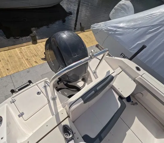 Slide: The Image of Robalo R207 Low hours mint condition 2021 - 40