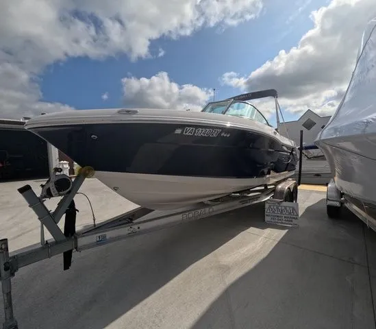 Slide: The Image of Robalo R207 Low hours mint condition 2021 - 5