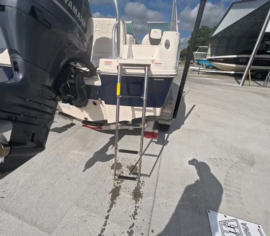 Slide: The Image of Robalo R207 Low hours mint condition 2021 - 7