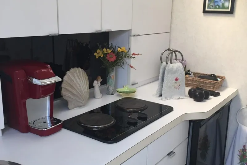 Slide: The Image of 1993 Silverton 34 Express kitchen with red coffee maker, stove, and decorative items. - 6