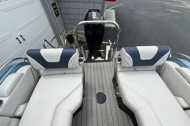 Slide: The Image of 2026 Avalon 2585 Excalibur boat interior with luxurious seating and Mercury 400hp V-10 engine. - 36