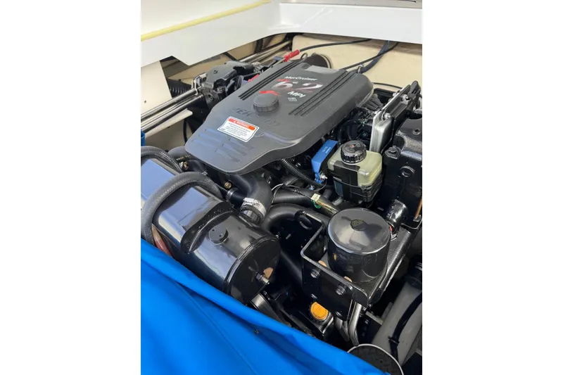 Slide: The Image of 2005 Formula 292 FASTech engine compartment with MerCruiser MPI engine. - 21