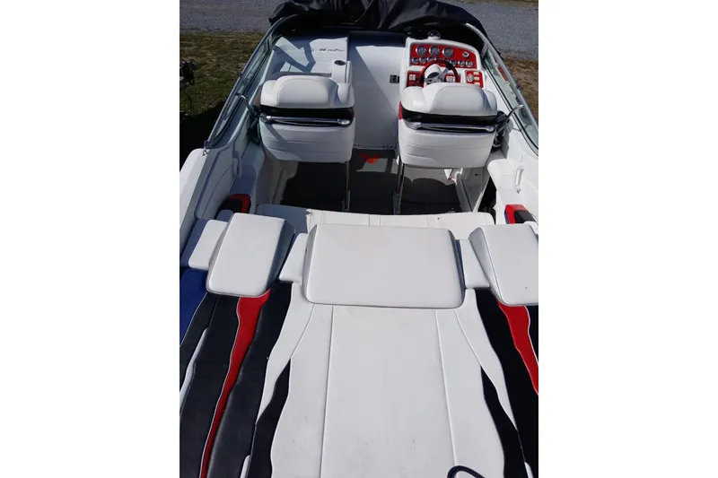 Slide: The Image of 2005 Formula 292 FASTech boat interior with white and red seating, sleek dashboard. - 9
