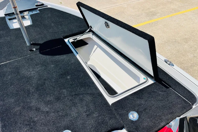 Slide: The Image of 2025 Ranger Z520 boat with open storage compartment on deck. - 18