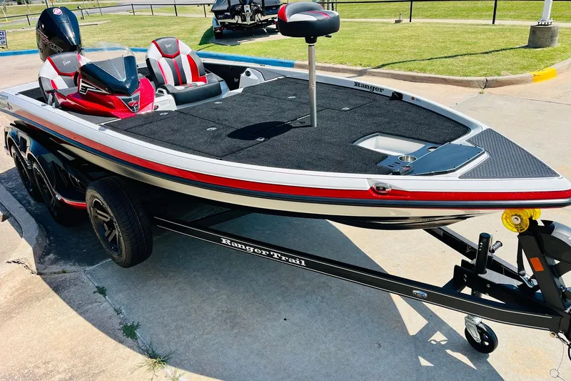 Slide: The Image of 2025 Ranger Z520 boat on trailer, featuring sleek design and modern seating. - 3