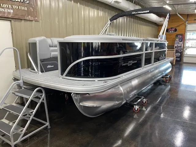 Slide: The Image of Sun Tracker Party Barge 20 DLX 2026 - 14