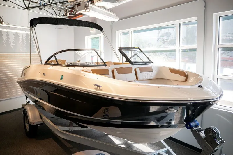 Slide: The Image of Bayliner VR5 Bowrider I/O 2020 - 1