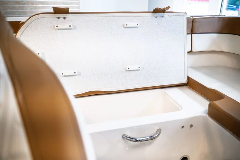 Slide: The Image of Bayliner VR5 Bowrider I/O 2020 - 10