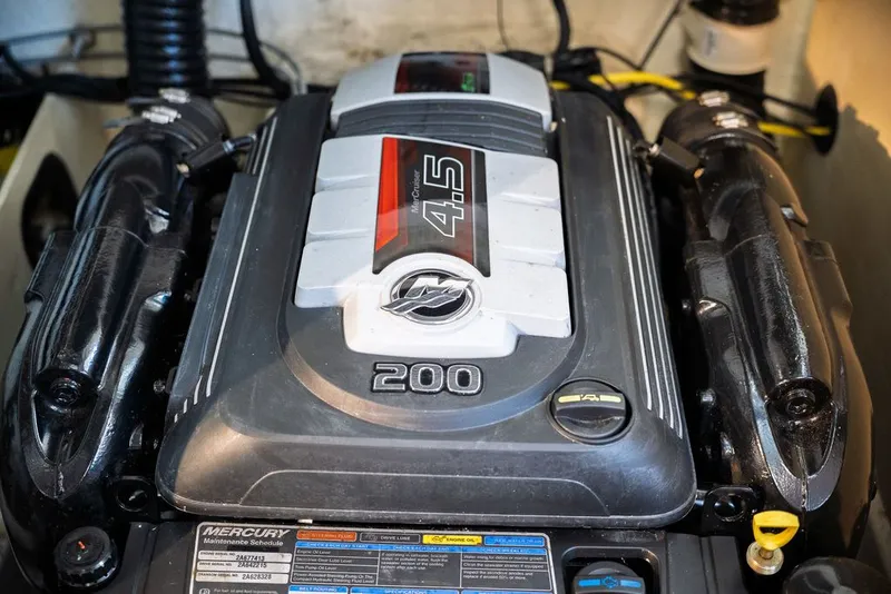 Slide: The Image of Bayliner VR5 Bowrider I/O 2020 - 11