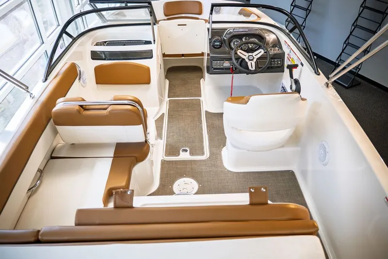 Slide: The Image of Bayliner VR5 Bowrider I/O 2020 - 3