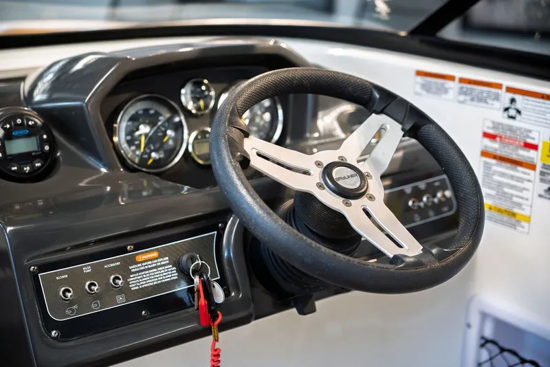 Slide: The Image of Bayliner VR5 Bowrider I/O 2020 - 4