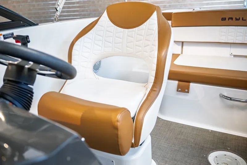 Slide: The Image of Bayliner VR5 Bowrider I/O 2020 - 6