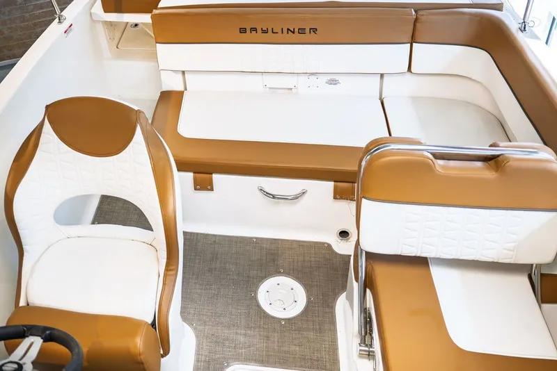 Slide: The Image of Bayliner VR5 Bowrider I/O 2020 - 7