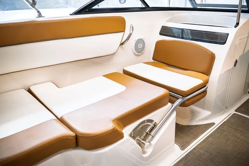 Slide: The Image of Bayliner VR5 Bowrider I/O 2020 - 8