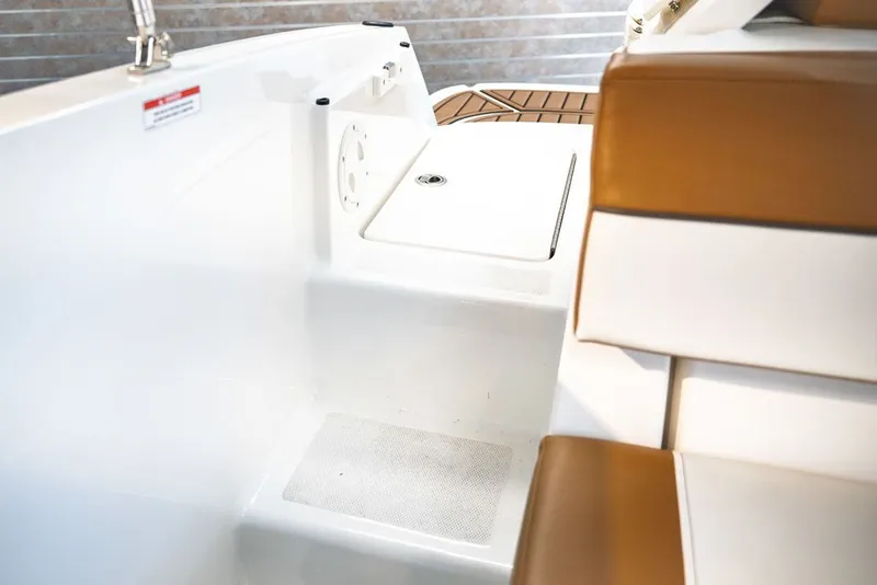 Slide: The Image of Bayliner VR5 Bowrider I/O 2020 - 9