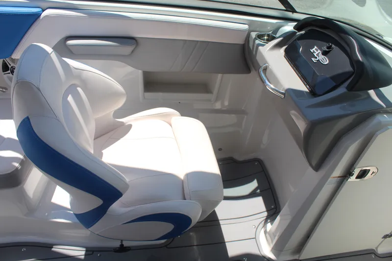 Slide: The Image of Chaparral 23 H20 SURF 2019 - 11