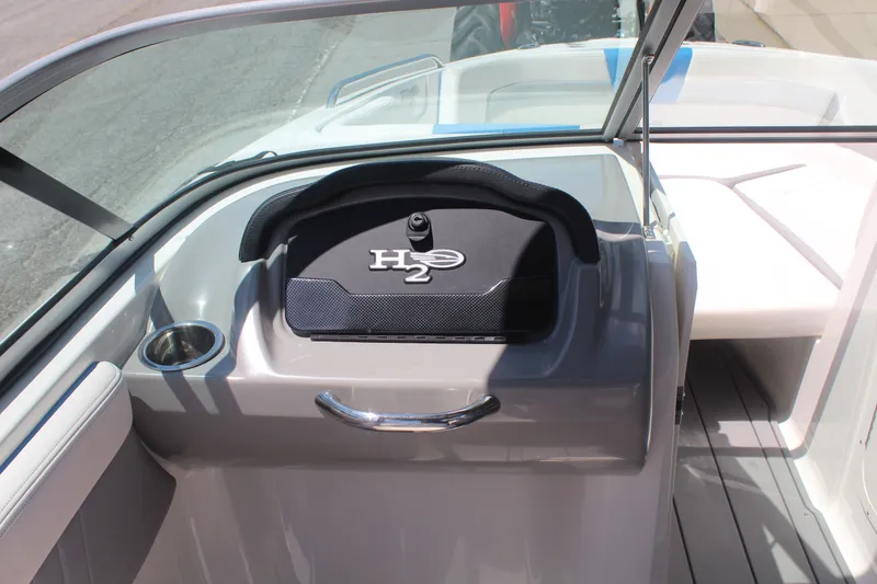 Slide: The Image of Chaparral 23 H20 SURF 2019 - 12