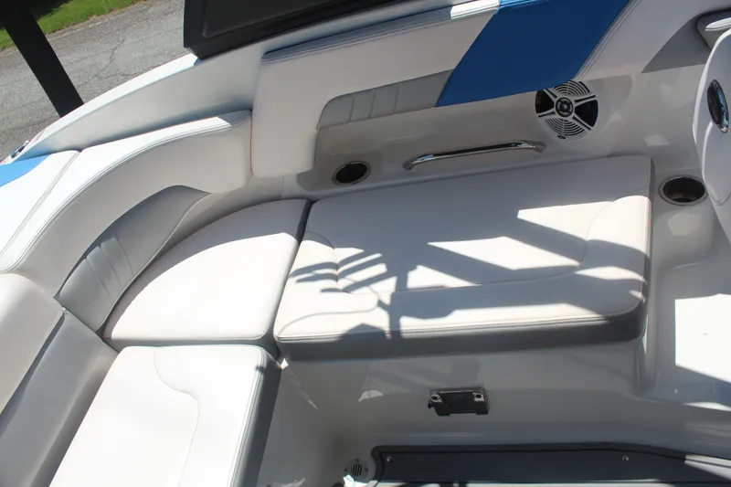 Slide: The Image of Chaparral 23 H20 SURF 2019 - 13