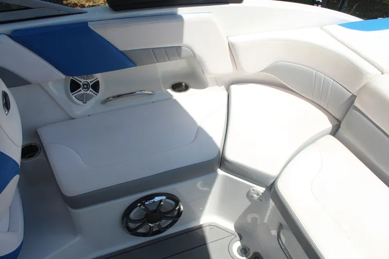 Slide: The Image of Chaparral 23 H20 SURF 2019 - 15