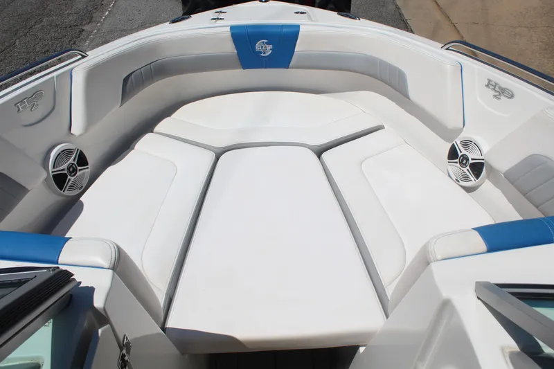 Slide: The Image of Chaparral 23 H20 SURF 2019 - 16