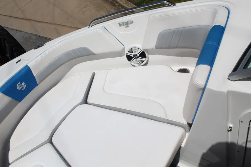 Slide: The Image of Chaparral 23 H20 SURF 2019 - 18