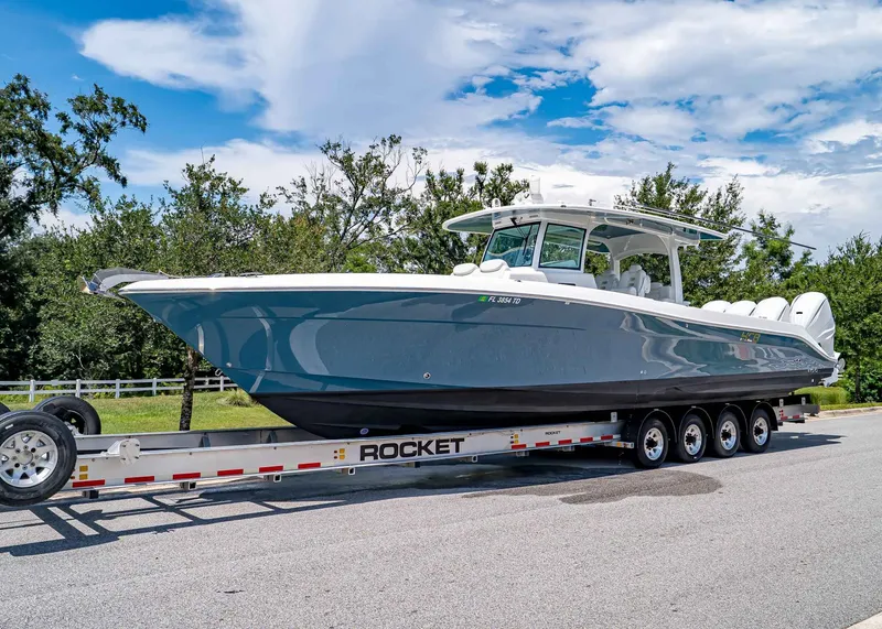 The Image of HCB 42 Lujo 2021 - 1