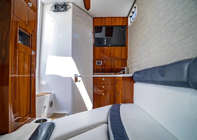 Slide: The Image of HCB 42 Lujo 2021 - 31