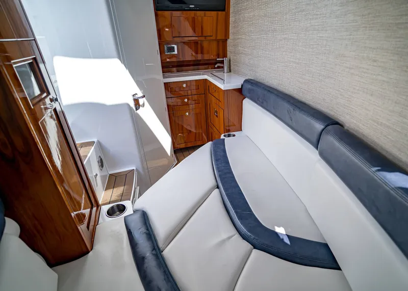 Slide: The Image of HCB 42 Lujo 2021 - 32