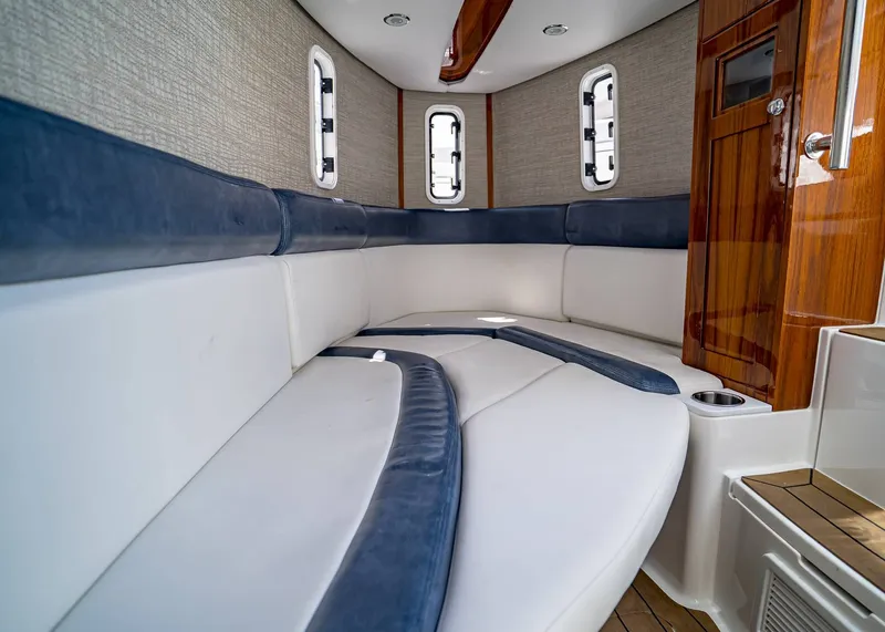 Slide: The Image of HCB 42 Lujo 2021 - 33