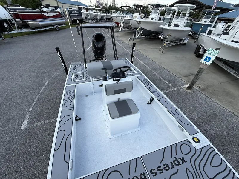 Slide: The Image of Xpress Skiff 185 2026 - 8